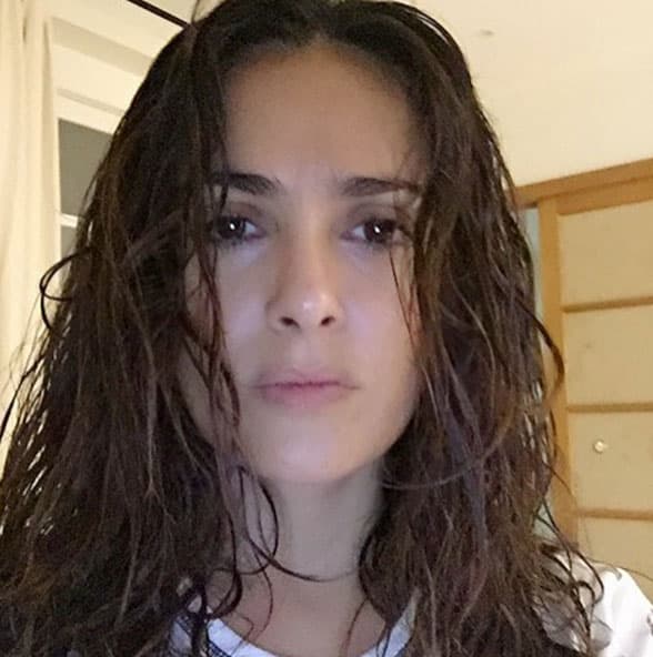 Hay quienes nos presumen su rostro al natural, como Salma Hayek.