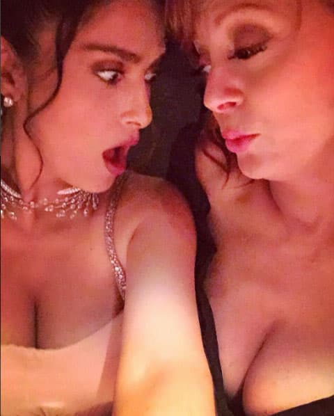 La veracruzana también bromea, como al comparar escotes con Susan Sarandon.