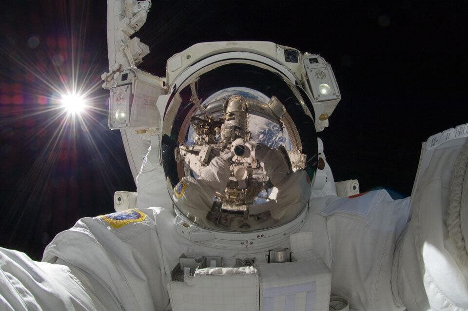 Y para selfies fuera de este mundo, otra muy famosa: el astronauta Aki Hoshide en el espacio.