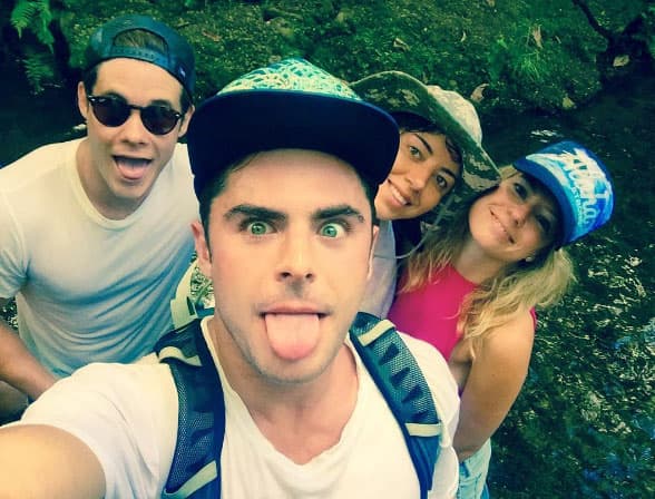Zac Efron y sus amigos, incluyendo a Aubrey Plaza, también bromearon con la cámara.