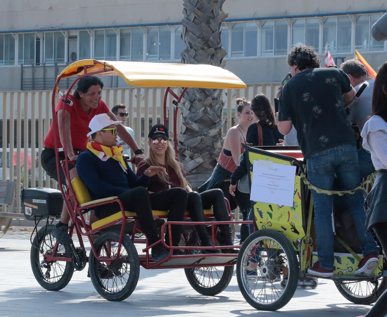 Shakira, con pantalones de cuero en la primera de Barcelona, y una gorra que dice "I love Barcelona".