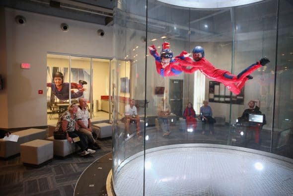 Instructores de iFLY muestran a la gente cómo usar el túnel del viento después de una breve sesión en el aula y de ver un video.