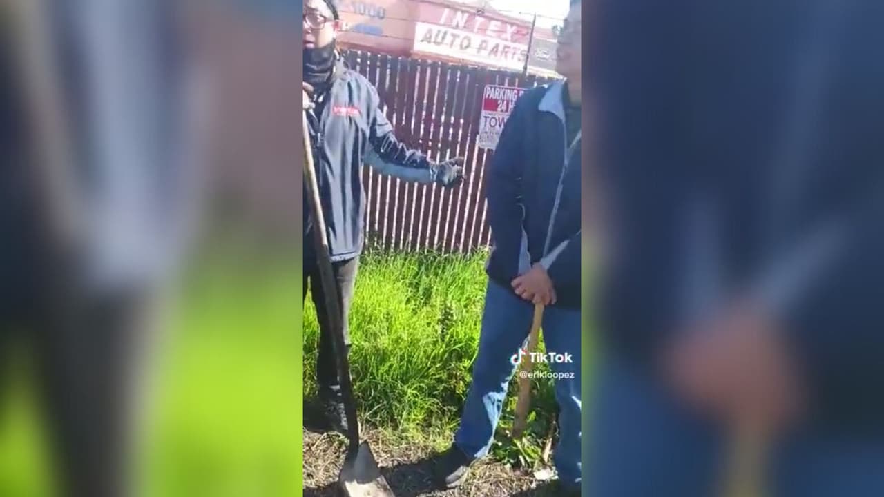 Ho insiste en que el vendedor ambulante se vaya y acude acompañado de otro hombre asiático.