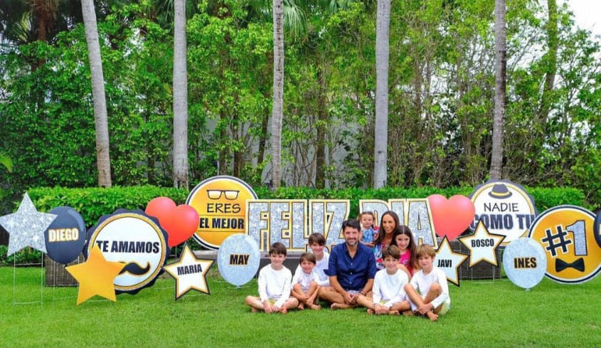 También tiene patios con fuentes, terraza de piedra angular, piscina de entrenamiento, grandes jardines y 158 pies de frente de agua con acceso directo al mar.
<br>