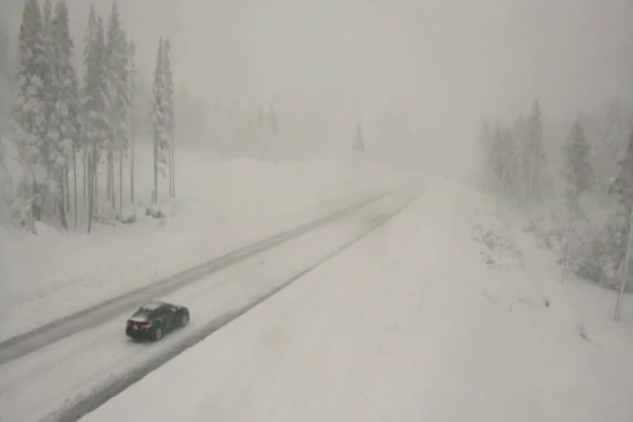 Un tramo de 70 millas de la interestatal sobre la cima de Sierra Nevada se cerró el sábado cuando una tormenta que dejó casi 2 pies de nieve en algunas estaciones de esquí alrededor del lago Tahoe.
<br>