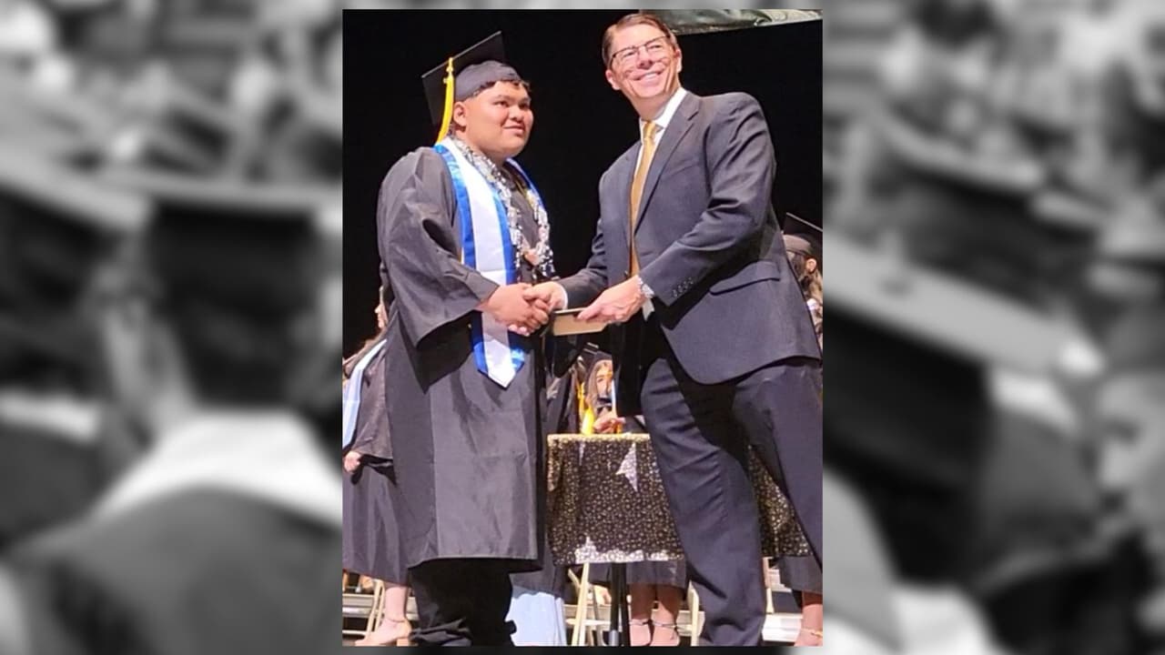 Alexis Ariel Lóopez Lobo. Mi sobrino se graduó este mes de mayo 25, 2023, en la escuela Highschool de San Mateo en el programa BRIDGE due le da la oprtunidad a jóvenes recien llegados de nuestros paises.
<br>Mes de nacimiento: 04/2004