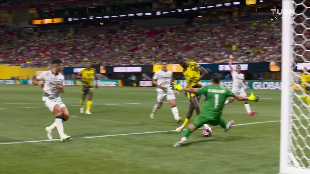 ¡Atajadón de Andrada! El arquero de Rayados evita el tercero de Guirassy