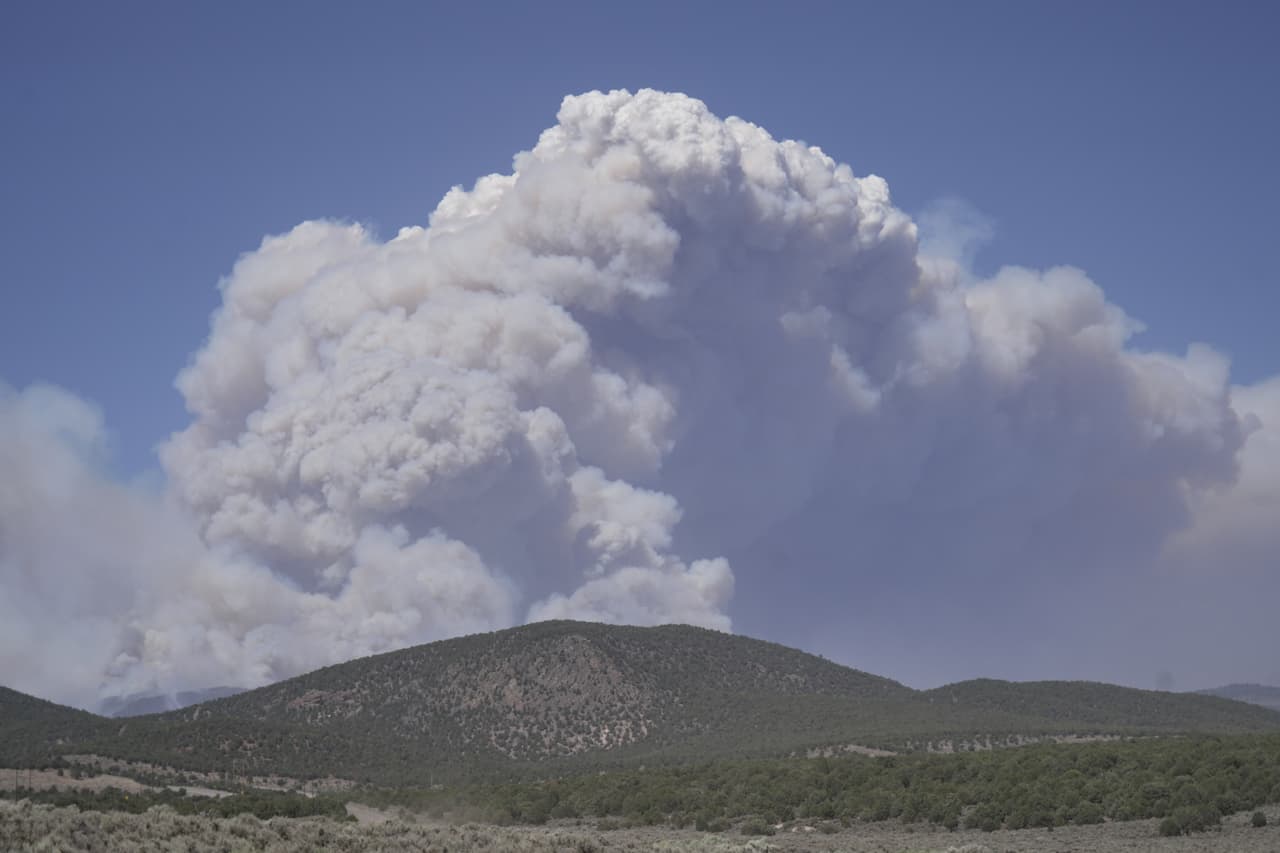Incendio forestal arrasa Utah y obliga a evacuar comunidades ante vientos extremos y calor seco