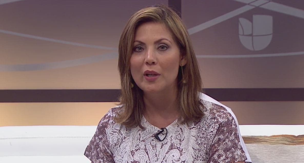 A comienzos del cuatrienio lucía el cabello a la altura de los hombros.