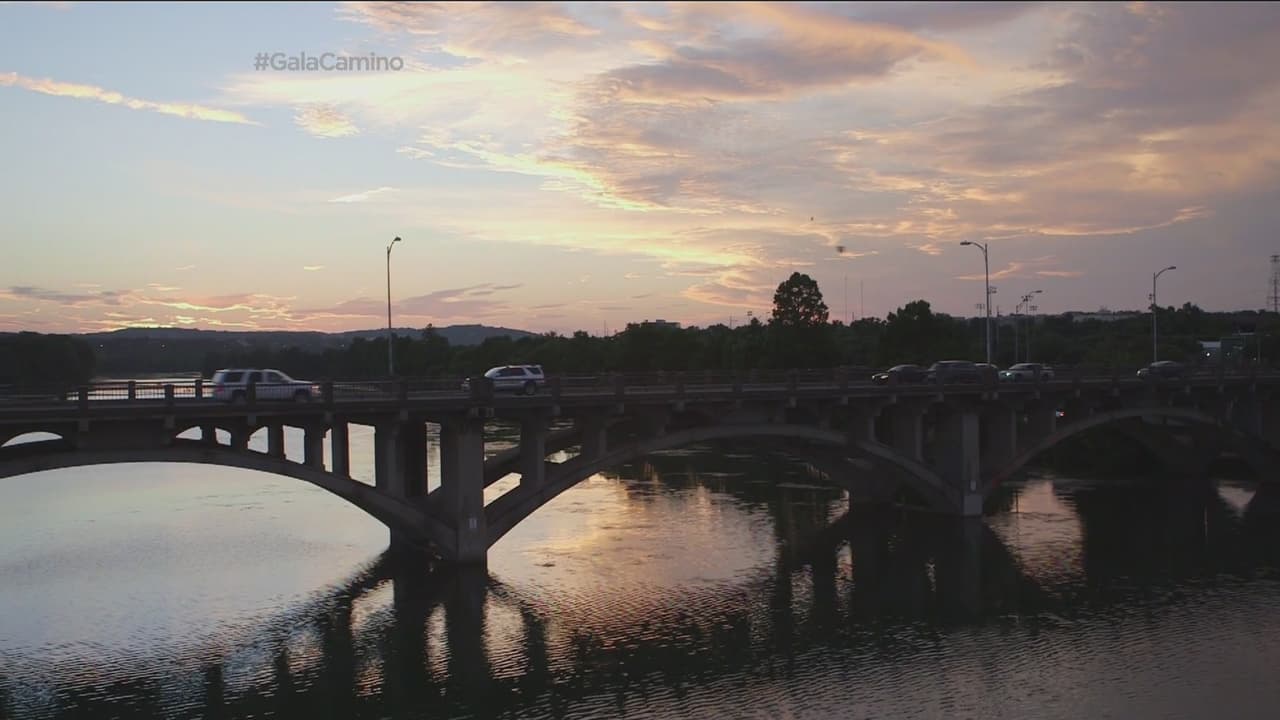 Este puente es muy famoso en Austin porque al anochecer puedes ver a cientos de murciélagos volar.