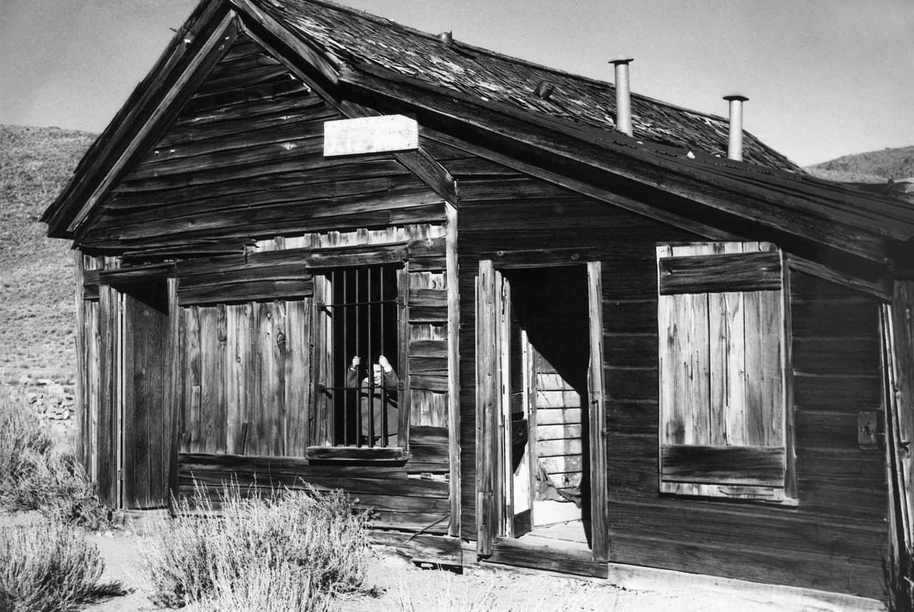 <h2 class="cms-H2-H2"><b>Bodie State Historic Park, Bodie</b></h2>
<br>
<br>Alguna vez fue una próspera ciudad durante la Fiebre del Oro, ahora es un pueblo fantasma congelado en el tiempo. Los visitantes han experimentado sucesos extraños, como objetos que se mueven misteriosamente o sonidos inexplicables. Según la tradición, 
<b>cualquiera que se atreva a llevarse un recuerdo del lugar estará maldito </b>con mala suerte.