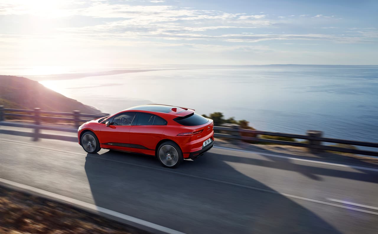 El diseño e ingeniería de la Jaguar I-PACE fue desarrollado completamente en la sede de Jaguar en Reino Unido, mientras la producción se realizará en Graz, Austria, en una planta que el fabricante tiene en sociedad con Magna Steyr,la misma ciudad y el mismo fabricante con el que Mercedes-Benz fabrica la
<a href="https://www.univision.com/noticias/auto-show-de-detroit/la-nueva-mercedes-benz-clase-g-es-mas-de-lo-mismo-pero-muchisimo-mejor" target="_blank"> Clase-G</a>.