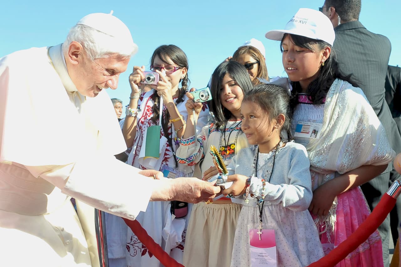 Muchos niños también se dirigieron con sonrisas a Benedicto, como este grupo de niñas que lo recibieron en México en su visita pastoral de 2012.