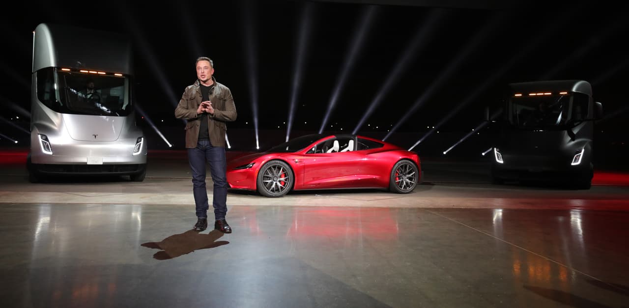Musk tenía otro as bajo la manga, el próximo 
<b>Tesla Roadster</b>, que según el fabricante será el vehículo de producción más rápidos del mundo.