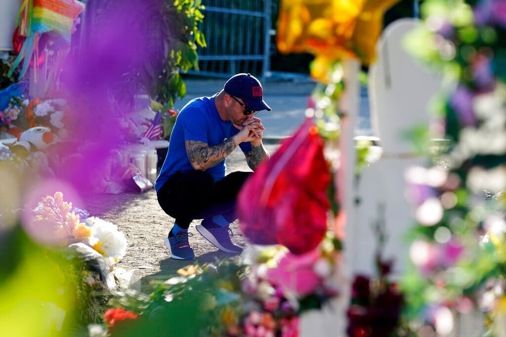 Un hombre presenta sus respetos a las víctimas del tiroteo. La comunidad de Uvalde ha hecho un llamado para que se controle el acceso a las armas.