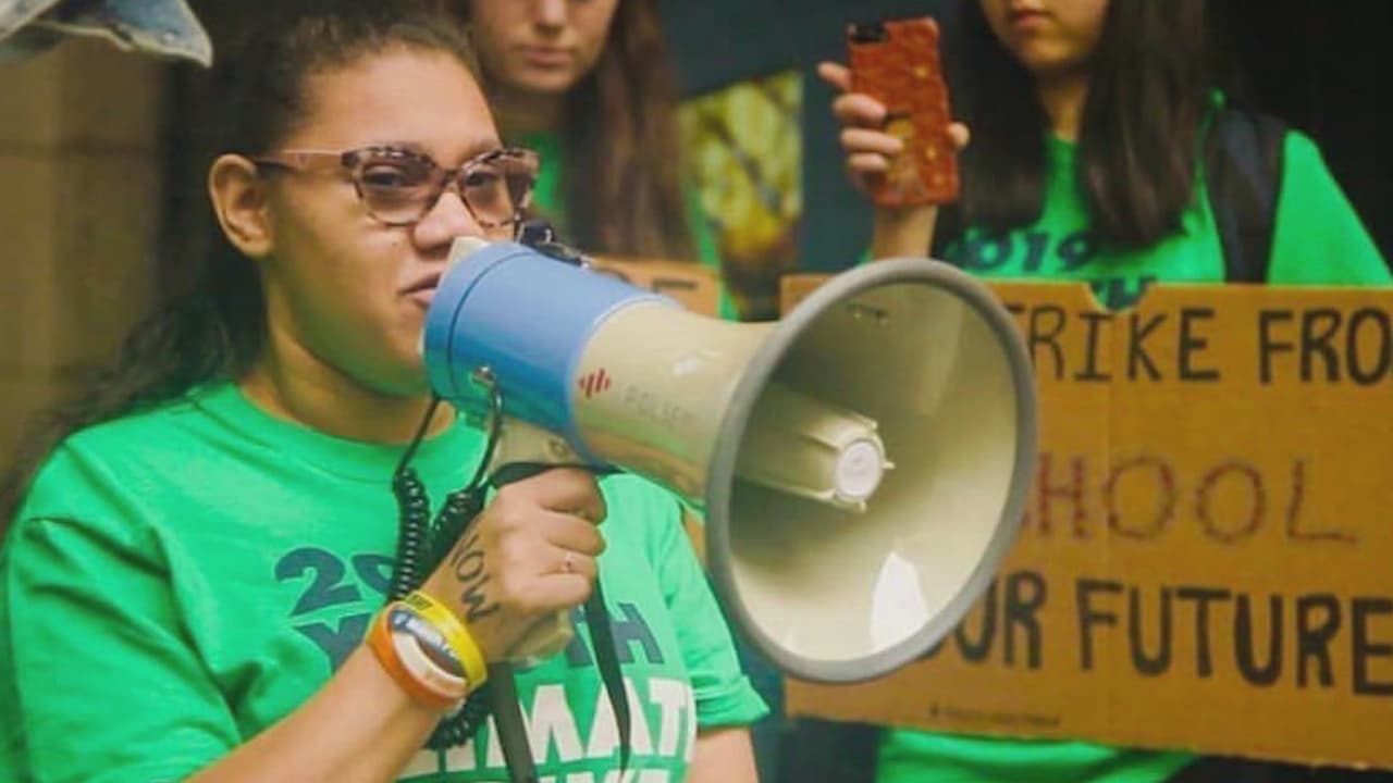 Julio: Daphne Frías. Esta dominicana de 23 años nació con un tipo de parálisis cerebral y se ha dedicado a combatir el flagelo de la violencia armada en Estados Unidos.
<br> 
<a href="https://univision.wyng.com/Angel_del_41_2021" target="_blank">Haz clic aquí para votar</a>