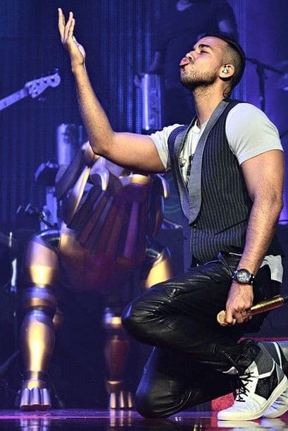 En sus shows no deja de agradecer a todas sus fanáticas de esta manera, además de cantarles sus canciones.