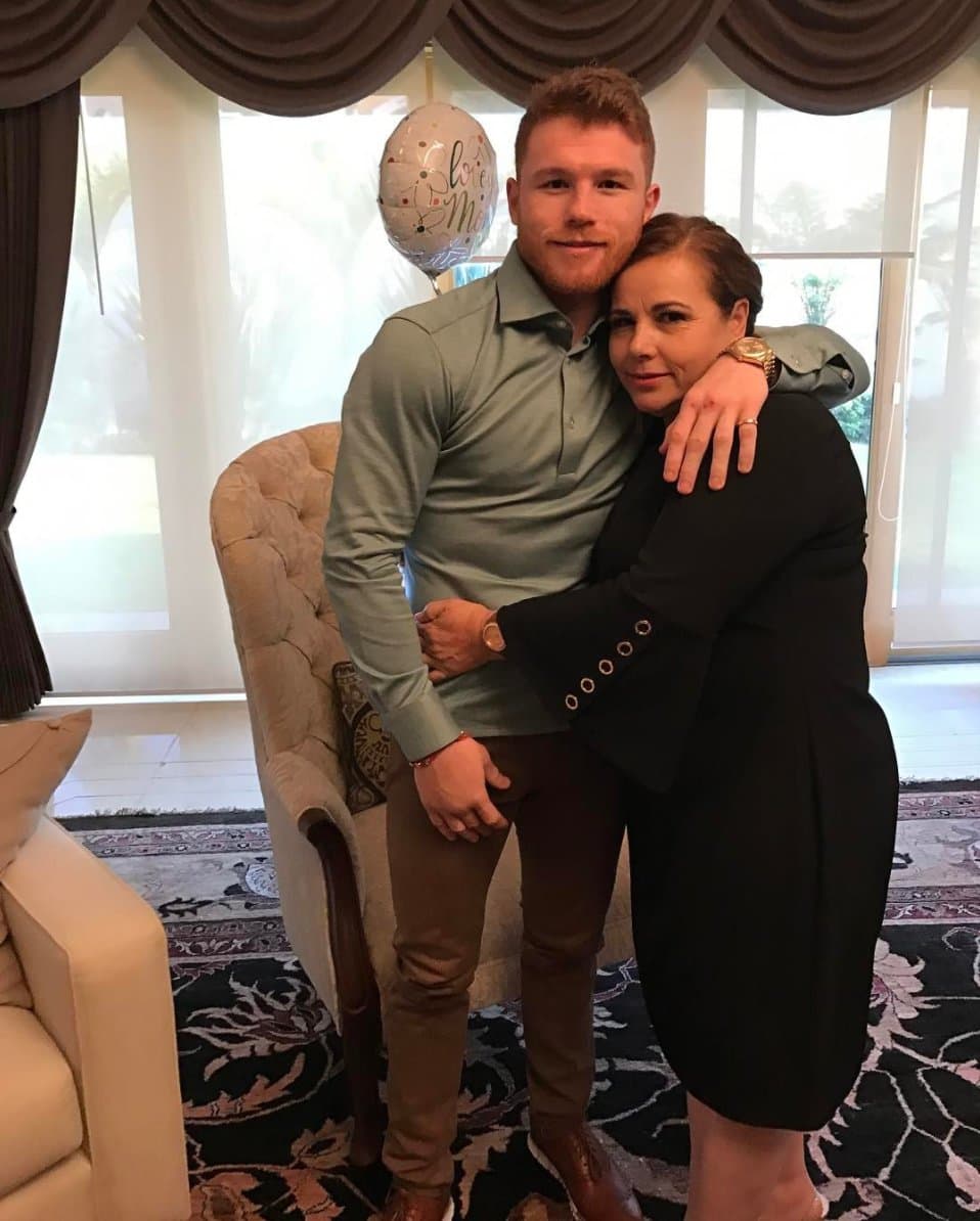 Doña Ana María Barragán, mamá del pugilista es su gran amor, ella lo inició en esta gran disciplina, pues siempre fue buena para 'los puños' en su natal Guadalajara, inculcándole a su hijo el gusto por el deporte.