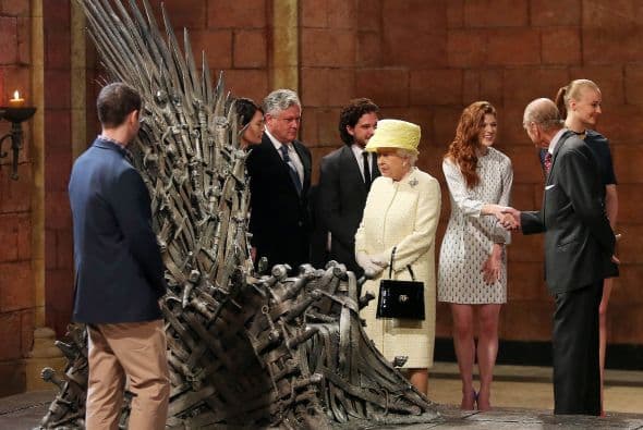 La reina tuvo la oportunidad de saludar a algunos de los miembros del reparto, como Maisie Williams (Arya Stark), Lena Heady (Cersei Lannister), Sophie Turner (Sansa Stark) o Kit Harington (Jon Nieve).