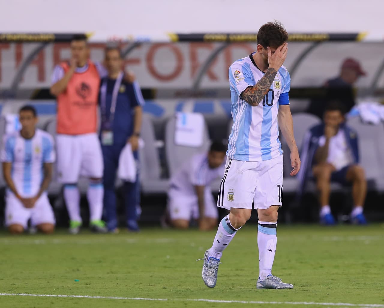 Tras su tercera final perdida, Messi decidió anunciar su retiro de la Selección de Argentina. Luego se retractaría, pero ese anuncio fue la muestra de un jugador destrozado anímicamente.