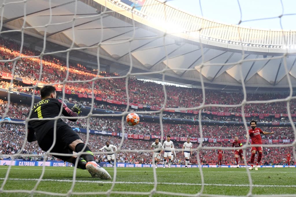 El cobro de Salah superó al arquero del Tottenham Hugo Lloris (izquierda) para anotar el 1-0 del Liverpool muy temprano.