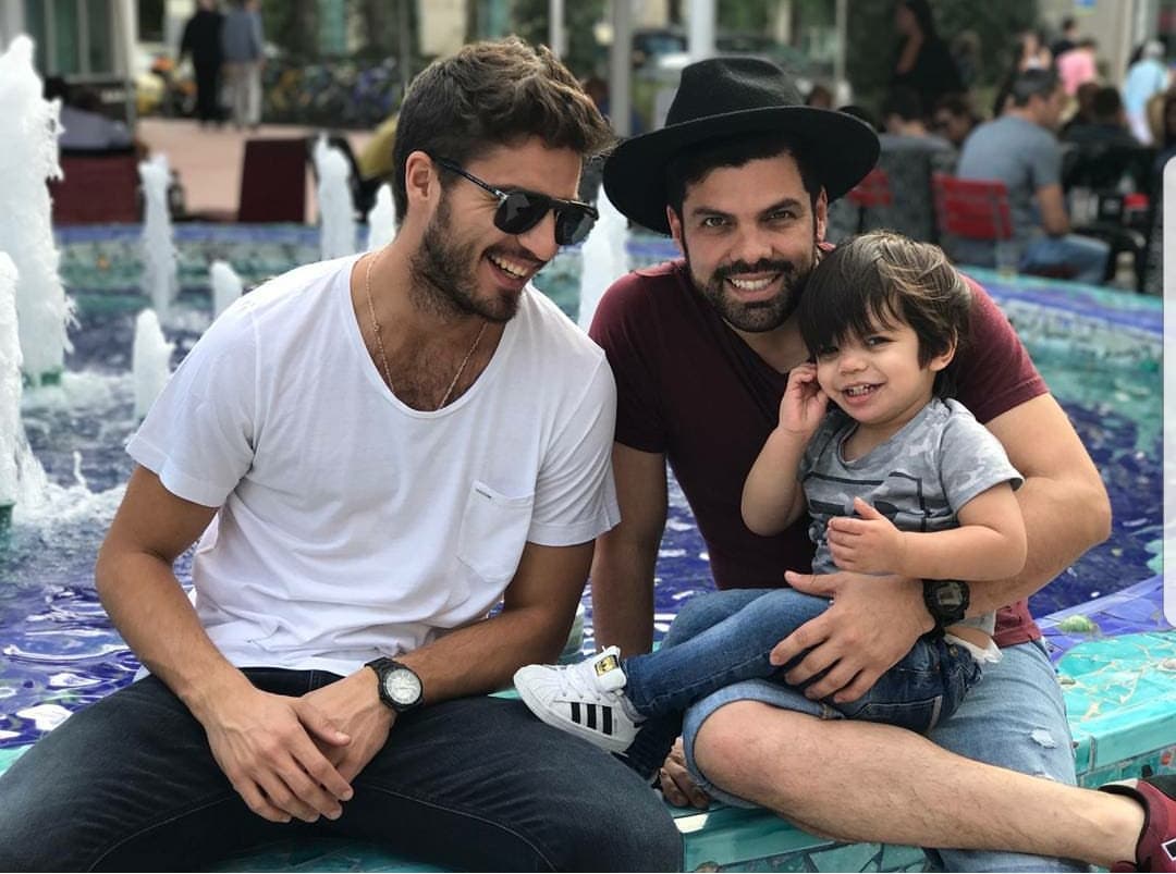 Y también esta: "Amar se dice muy fácil.. Sentir, conocer y querer desde la verdad es otra historia, a veces muda pero más fuerte que cualquier distancia. ¡Horas para vernos!".