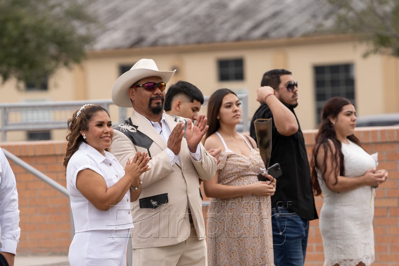 Aunque muchas novias asistieron con vestido de novia blanco, muchas otras decidieron ir más discretas, o como una, que hasta usó una playera de los Tigres para inmortalizar este día tan especial.