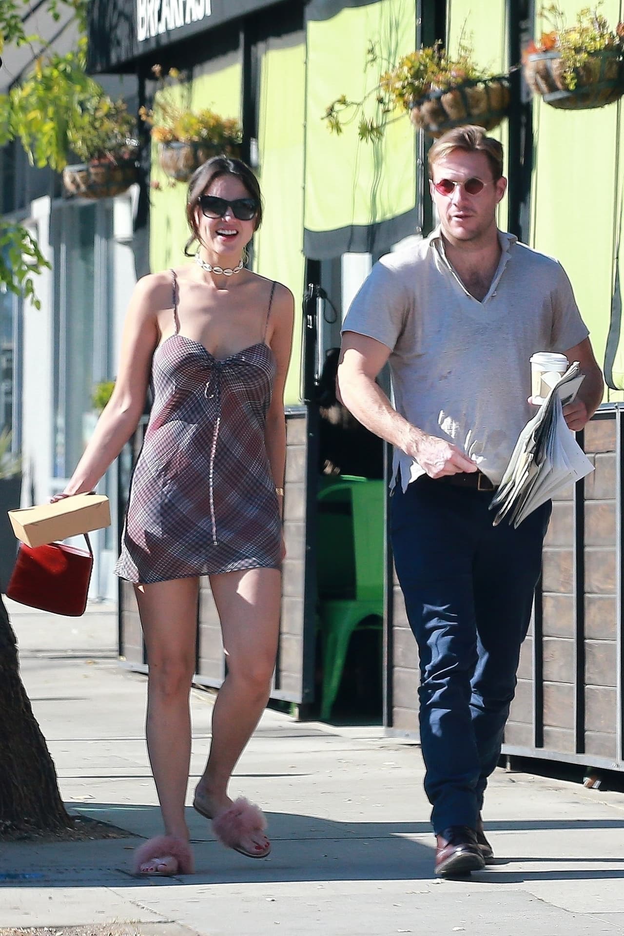 La pareja fue captada por paparazzi a las afueras del Blu Jam Cafe, a donde acudieron para compartir un café.