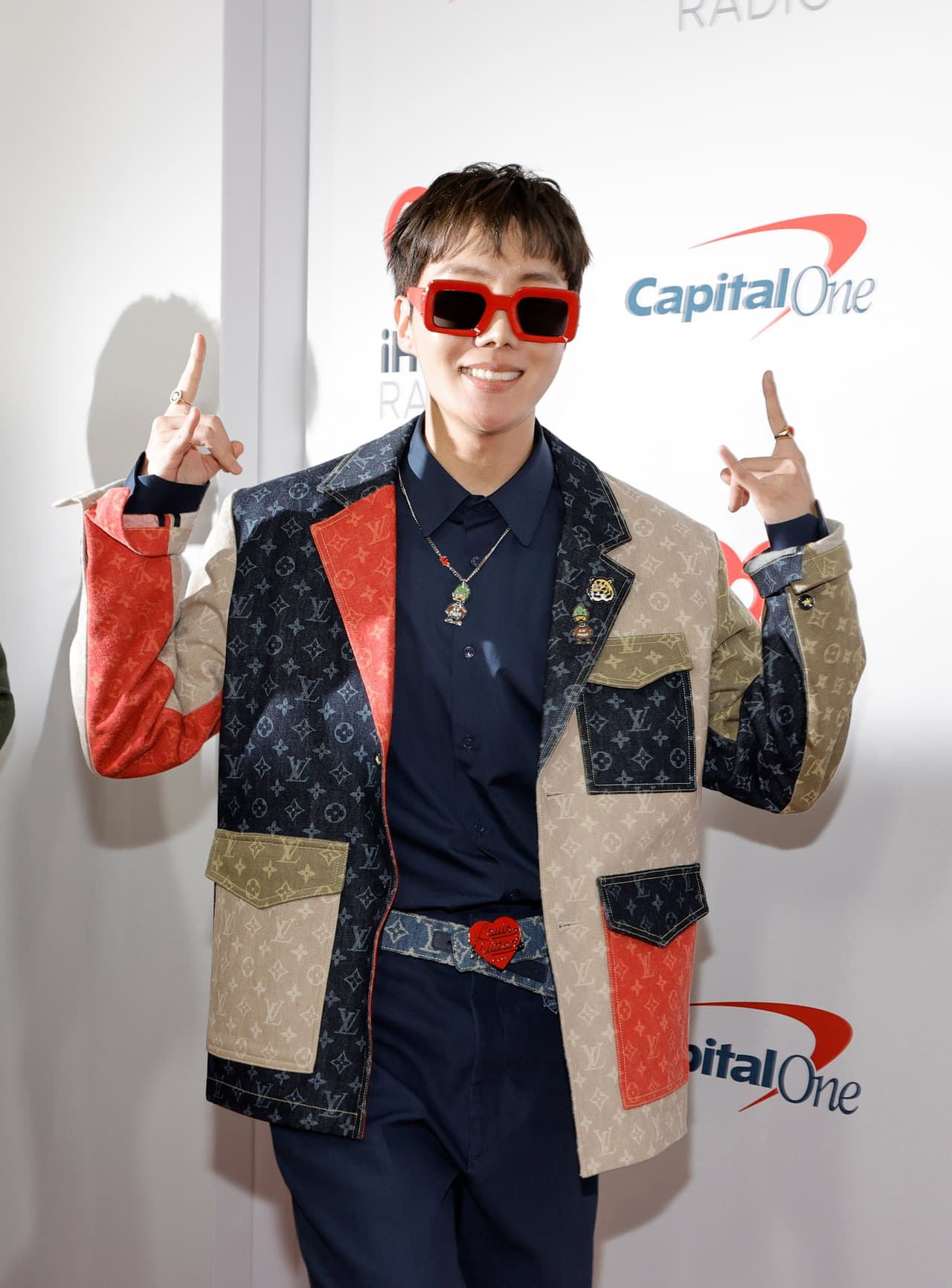 Una vez que se integró a Bangtan Sonyeondan sorprendió a sus fans con su voz, con la que entonó, entre otras, la reconocida canción ‘Mama’.