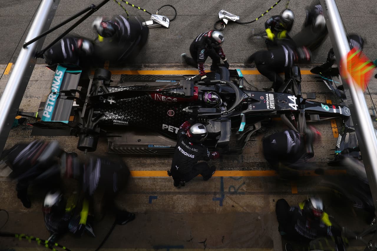 Hamilton ejecutó una casi perfecta carrera en el Gran Premio de España, liderando cada una de las vueltas. Verstappen se queda en la segunda posición, mientras que Bottas logra la tercera posición. El mexicano, 'Checo' Pérez estuvo a una posición de ganar un lugar en el podio.