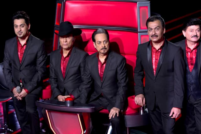 Ahora que fueron coaches de La Voz... México, los músicos norteños lucieron impecablemente elegantes y hasta combinaron con el escenario del reality show.