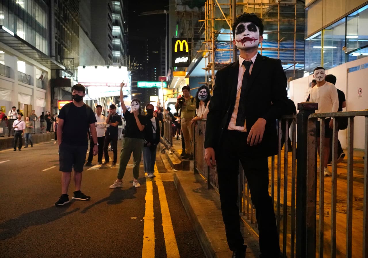 La policía local informó a la agencia AFP que la seguridad fue incrementada en el barrio de Lan Kwai Fong, un concurrido lugar donde suele celebrarse la mayor fiesta de Halloween de Hong Kong.
<br>