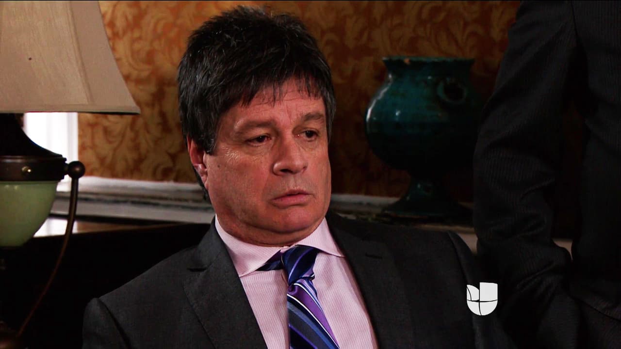 Está obligando a Claudio a estar de su lado. ¡Malvada!