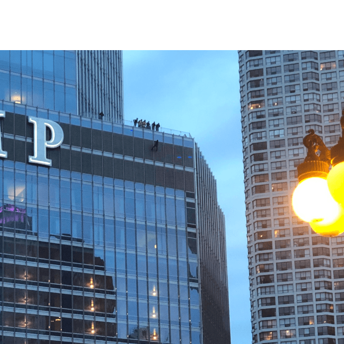 Un hombre se cuelga de la Torre Trump de Chicago y pide hablar con el presidente Donald Trump.