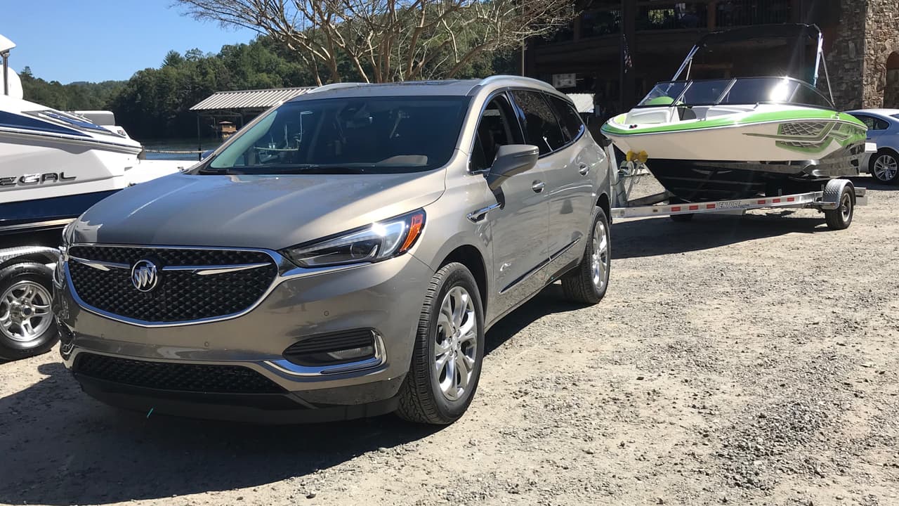 La nueva Buick Enclave es capaz de remolcar hasta 5,000 libras cuando se la equipa con el paquete de remolque a un costo de 650 dólares.