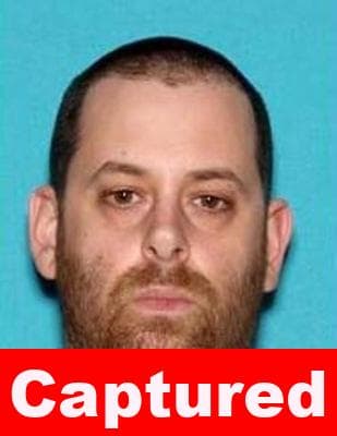 <h3 class="cms-H3-H3">Michael James Pratt </h3>
<br>
<br>El neozelandés de 40 años ingresó a esta lista tras fugarse después de ser condenado a cadena perpetua por delitos de pornografía infantil, explotación sexual, agresión sexual y ganancias ilícitas de más de 17 millones de dólares. 
<br>
<br>Pratt producía pornografía con menores y mujeres de corta edad de Canadá y Estados Unidos, a las que engaña ofreciéndoles trabajos falsos en el mundo del modelaje. 
<br>
<br>Las autoridades pudieron comprobar que Pratt retenía a las víctimas y las obligaba a realizar prácticas sexuales en contra de su voluntad. 
<br>
<br>Gran parte de la pornografía que produjo ocurrió entre 2012 y 2019, vendiendo dicho material a múltiples páginas web abiertas. 
<br>
<br>Después de tres años como prófugo, Pratt fue arrestado el pasado miércoles en un hotel del centro de Madrid, España, donde estaba alojado bajo una de las muchas identidades falsas que utilizaba, contó esta tarde la Dirección General de la Policía de España. 
<br>
<br>El FBI ofrecía 100,000 dólares por toda información que llevara a su captura. 
<br>