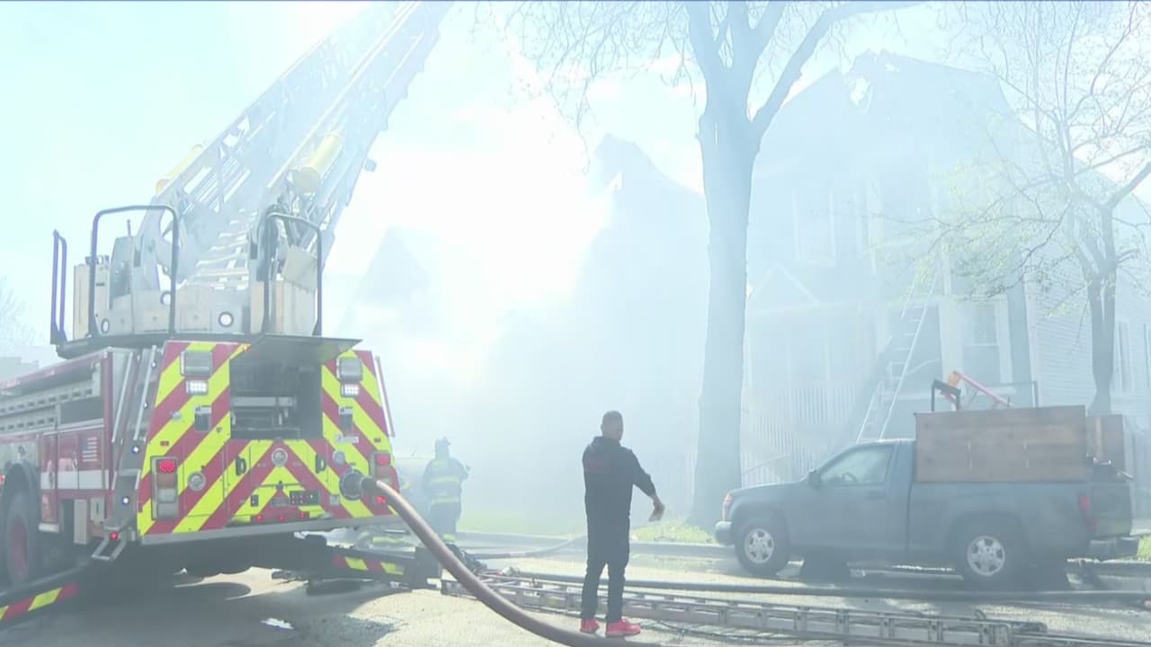 El fuego se prolongó durante varias horas y obligó a las autoridades a solicitar refuerzos: 
<b>78 bomberos respondieron al llamado, apoyados por 8 camiones cisterna</b> que participaron tanto en las labores de extinción como en la evacuación de las personas.
