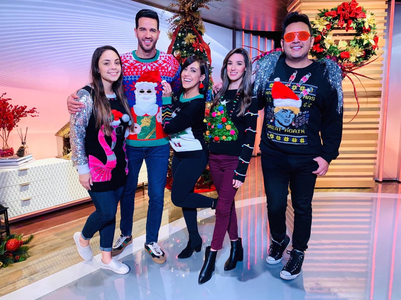 El suéter feo no le quitó lo galán a Yisus, por lo que las peticiones de fotos estuvieron a la orden del día.