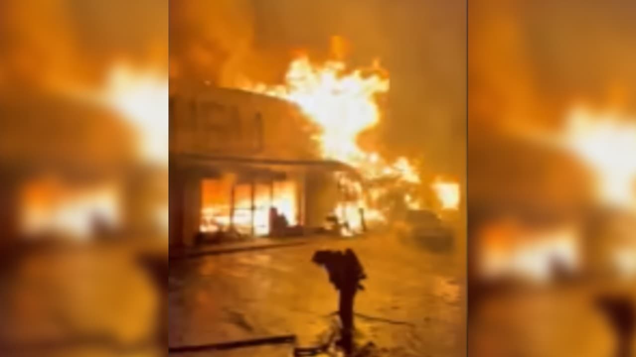 Bomberos sofocan incendio en tienda de productos marinos en Lake