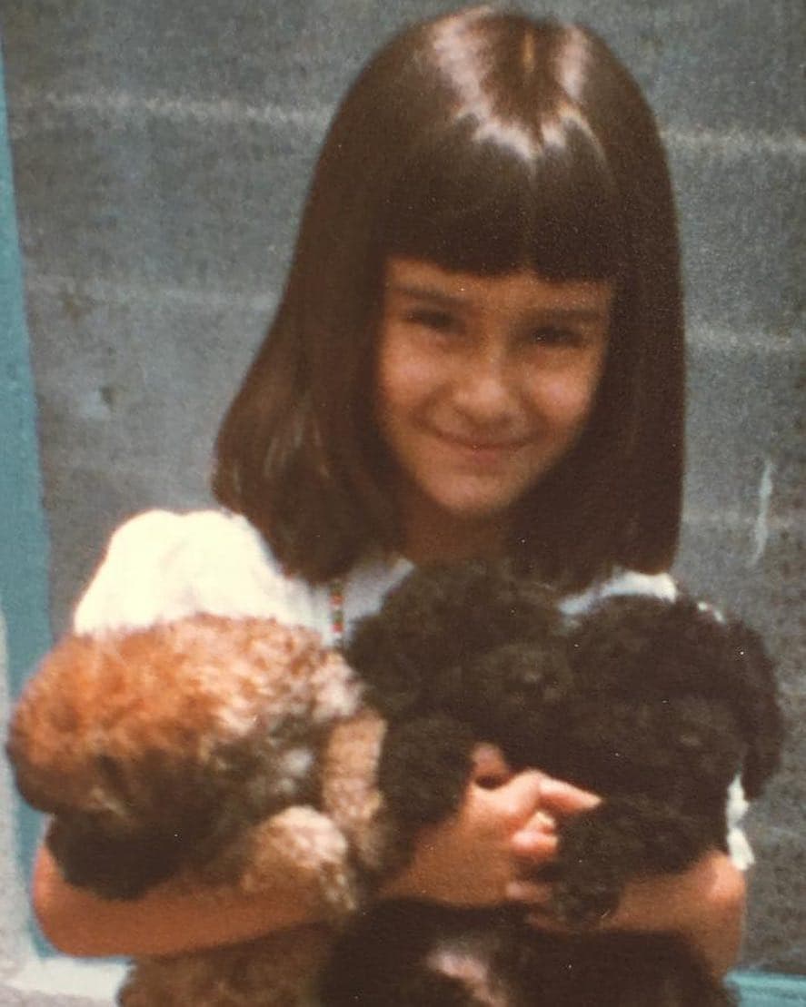 "Disfruté tanto mi niñez, fui y soy tan feliz que no quiero que mi niña interior muera. Siempre trato de ver el mundo como una pequeña niña, lleno de color, esperanza y creatividad", dijo Ninel Conde, a quien observamos en la imagen.