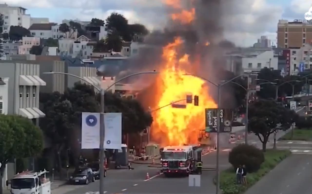 El siniestro se originó en la cuadra 3300 del bulevar Geary, cerca del cruce con la calle Parker. Las autoridades ordenaron evacuaciones en la zona.