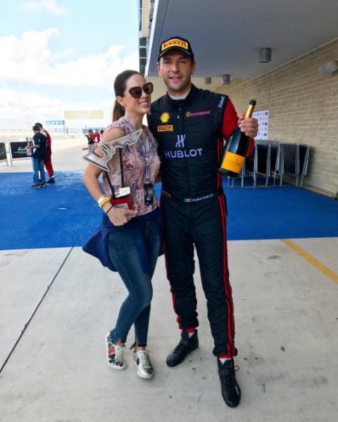 <b><a href="http://www.univision.com/entretenimiento/enamorados-y-embelesados-asi-disfrutaron-estos-famosos-su-luna-de-miel-de-ensueno-fotos">Martín</a></b> es piloto de carreras y trata de llevar a su familia a donde quiera que va.