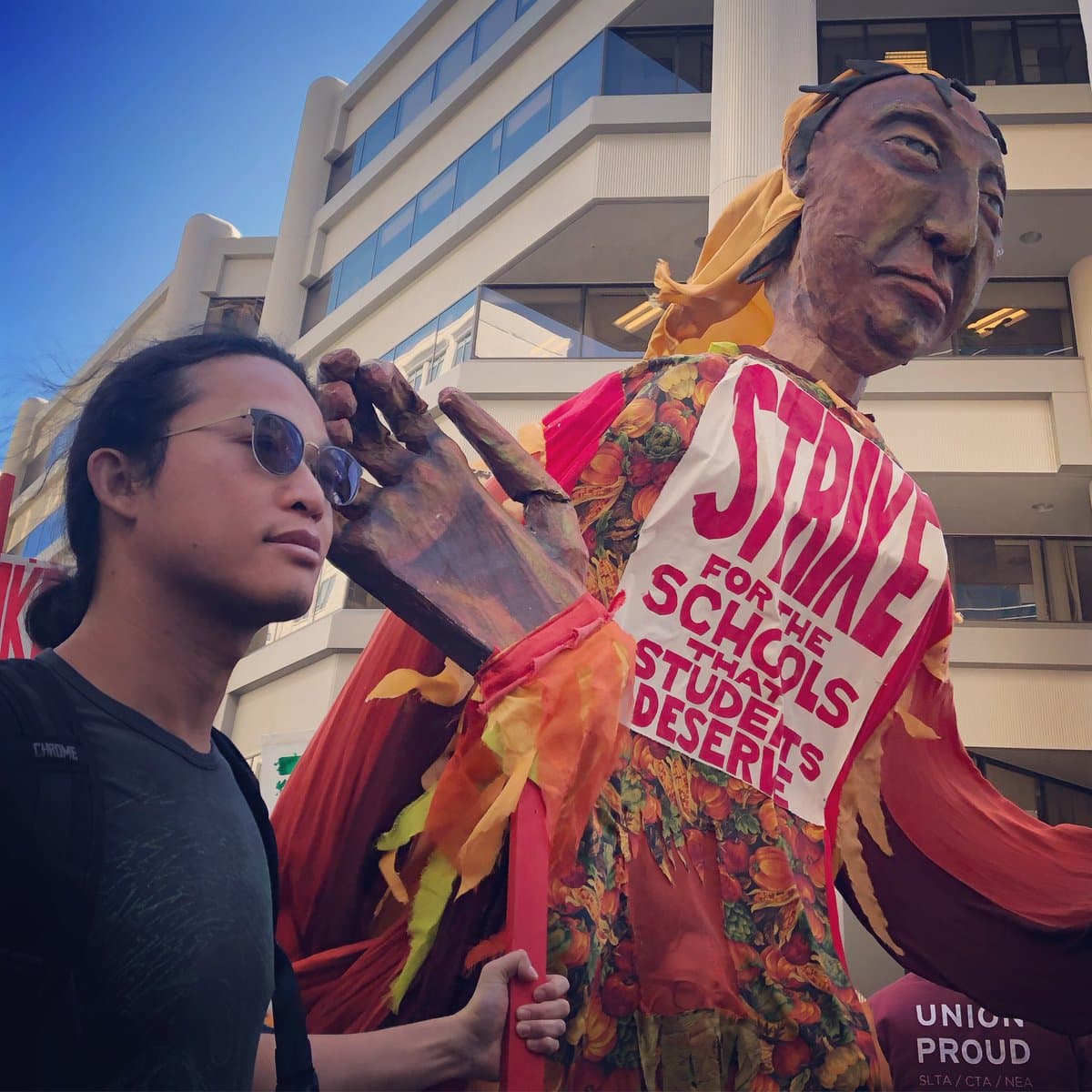 Los artistas también se hicieron presentes durante la huelga. Esta figura de papel maché se podía ver desde cualquier punto encabezando la vanguardia de la marcha de maestros por las calles del centro de Oakland.