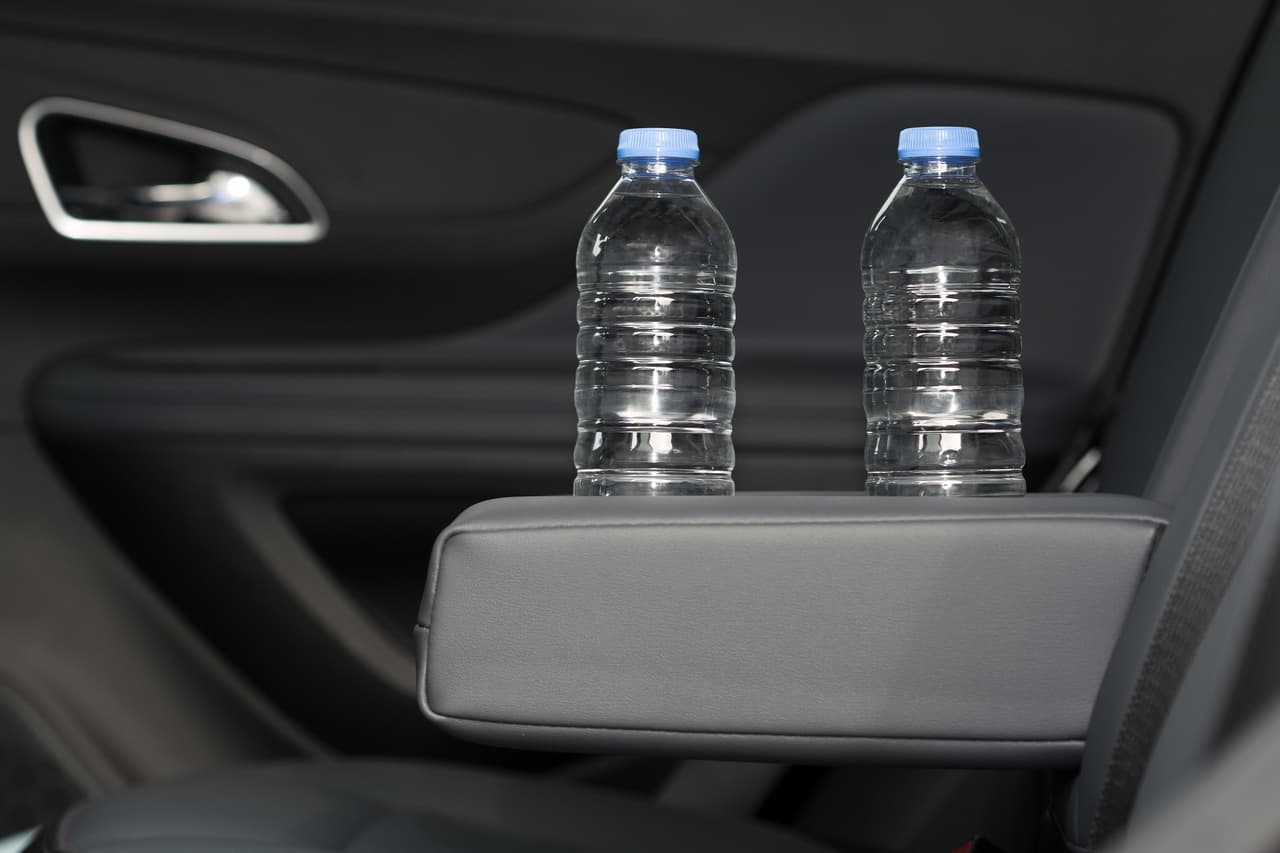 <h3 class="cms-H3-H3"><b>Bocadillos y agua</b></h3>
<br>
<br>Siguiendo la misma idea de que cualquier viaje podría tomarte más tiempo de lo normal. Es recomendable contar en el carro con bocadillos y agua para mantener tu cuerpo con energía e hidratado.
<br>