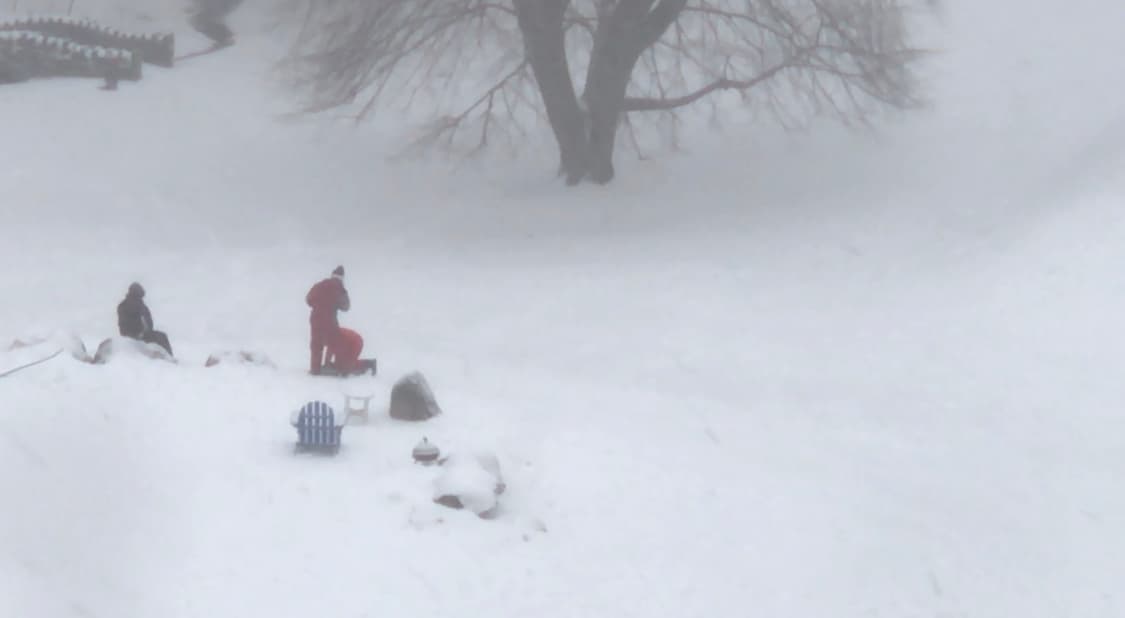 Algunas personas aprovecharon para divertirse en la gran capa de nieve que dejó la segunda ronda de la tormenta invernal en Filadelfia.