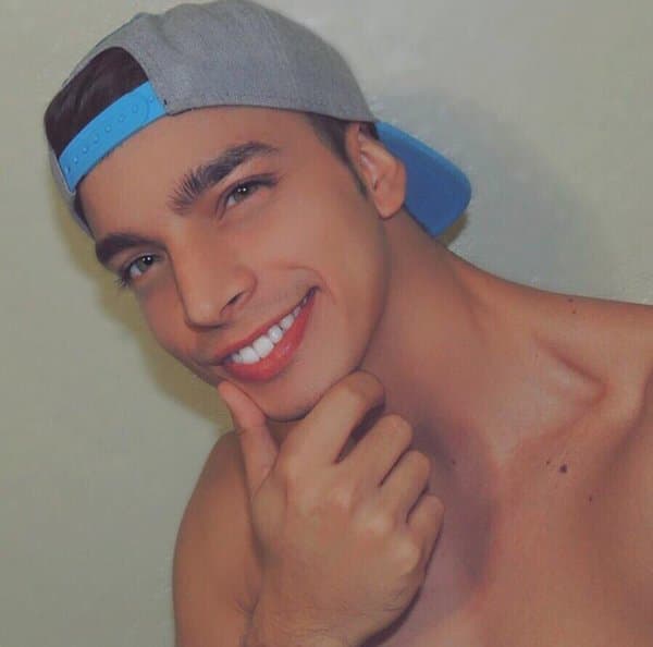 Y qué decir de esa hermosa sonrisa tan característica de él.