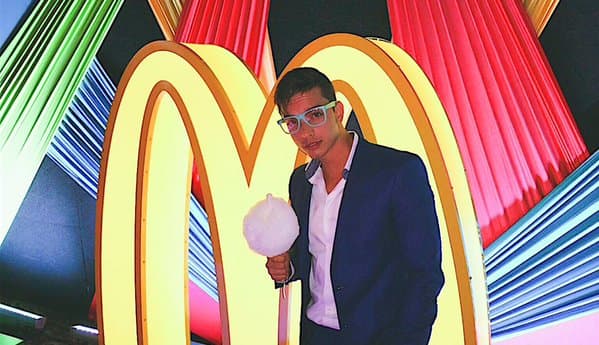 Todas sus fans cachetean las banquetas por este guapísimo cubano.