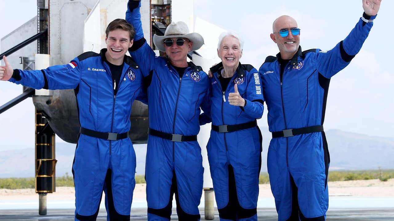 28 millones de dólares habría pagado uno de los pasajeros que viajó con Jeff Bezos al espacio