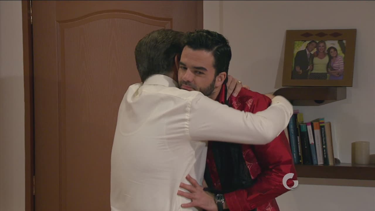 El hijo de Urrutia, Adrián, también andaba medio desaparecido.