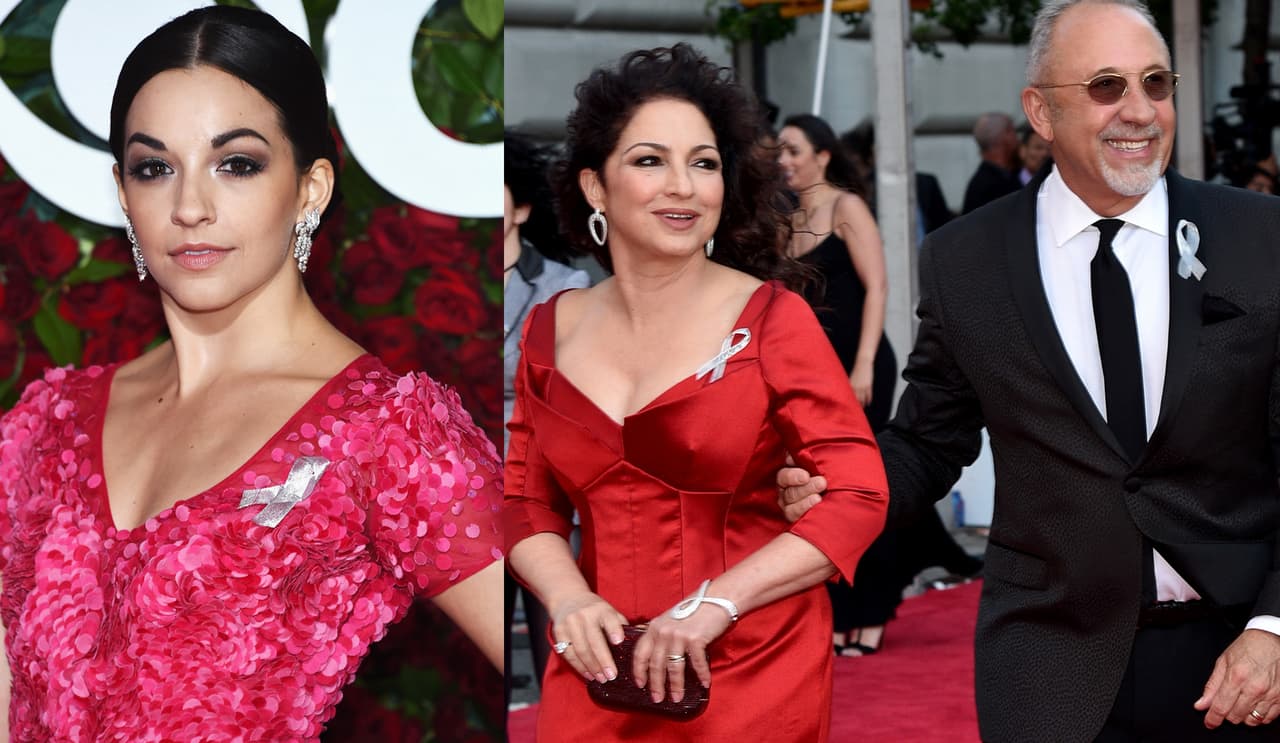 Ana Villafane, Gloria y Emilio Estafan también se pusieron la cinta en tono translúcido.